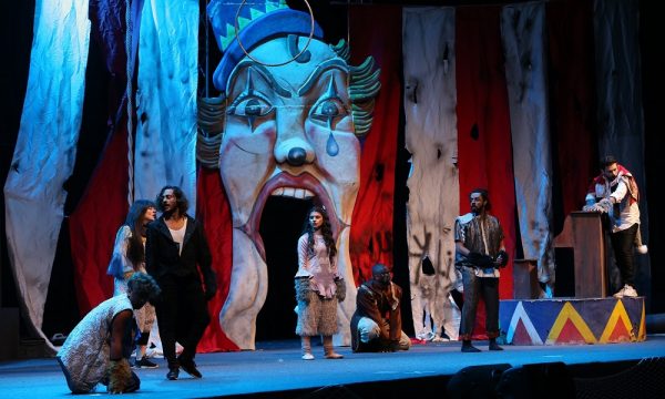 تفاعل لافت لجمهور “الشارقة القرائي” مع مسرحية “القطاوة” الكويتية