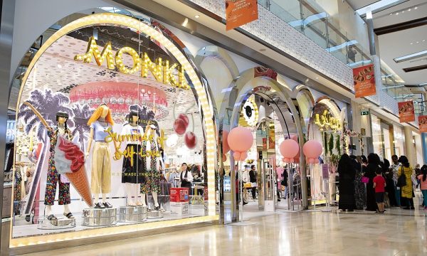 علامة مونكي للأزياء تفتتح أول متاجرها في ياس مول