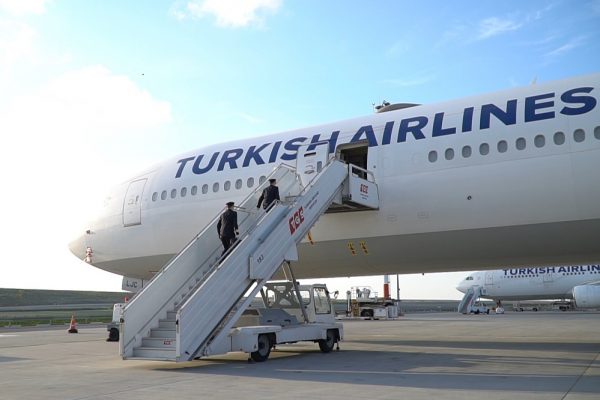 الخطوط الجوية التركية ترسم أكبر علم في السماء في العالم