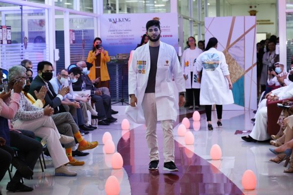 جامعة الخليج الطبية تستضيف “عرض أزياء المعطف الأبيض”