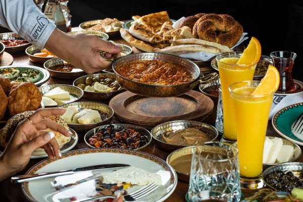 مطعم “سيرالي” يُقدّم أشهى الأطباق مع قائمة إفطار كل يوم سبت