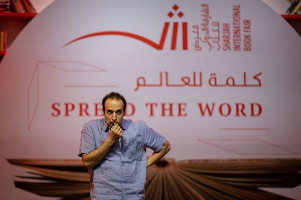 “الدحيح” يقدم حلقة حية من برنامجه أمام جمهور الشارقة الدولي للكتاب